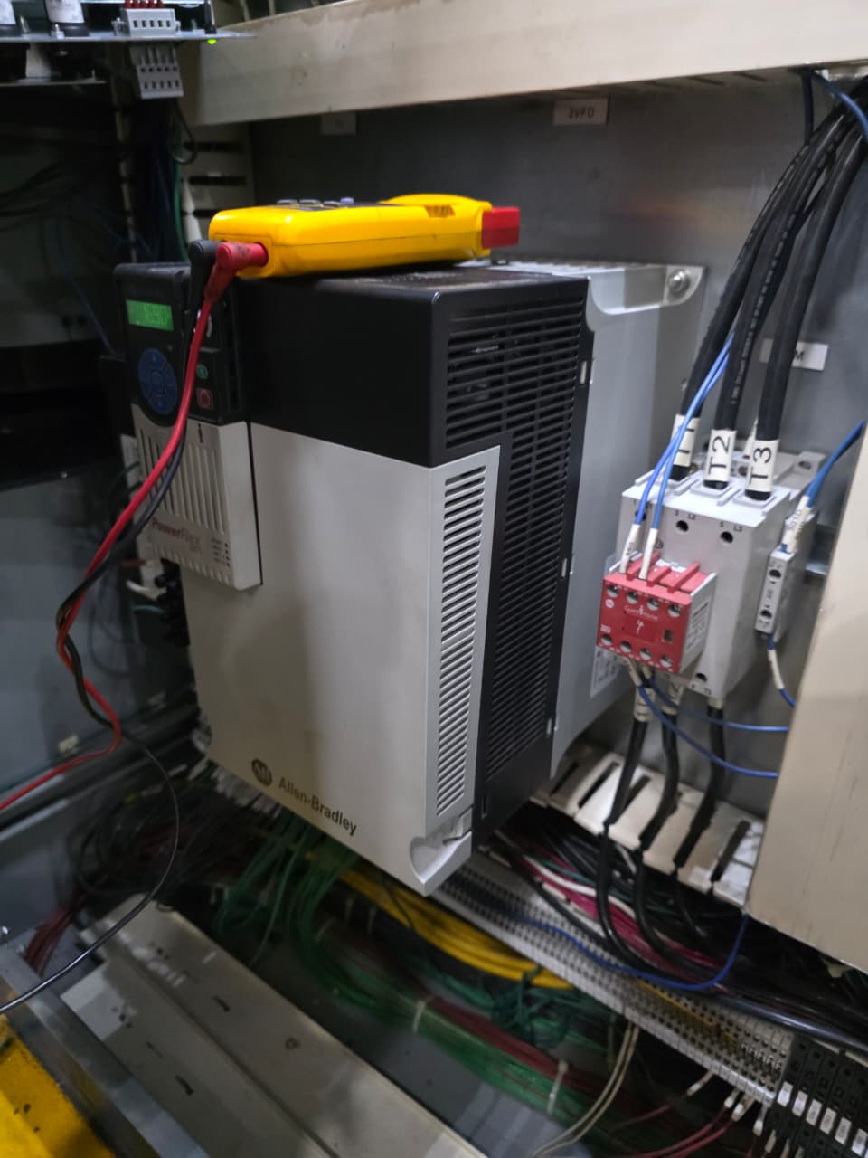 PLCs y automatización industrial — Control / Tableros / Variadores / Integración (1/4)