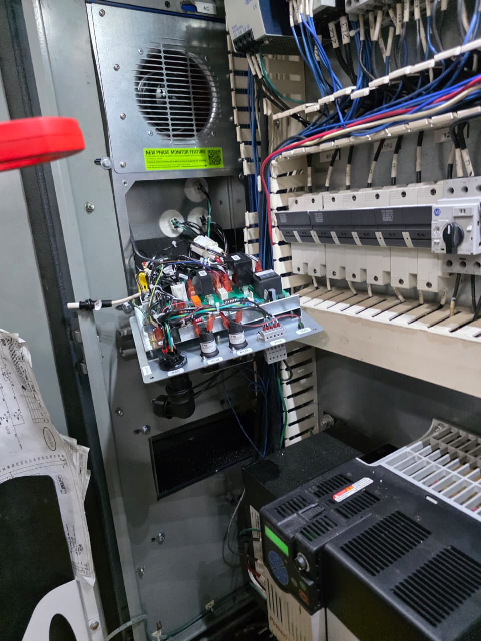 PLCs y automatización industrial — Control / Tableros / Variadores / Integración (3/4)