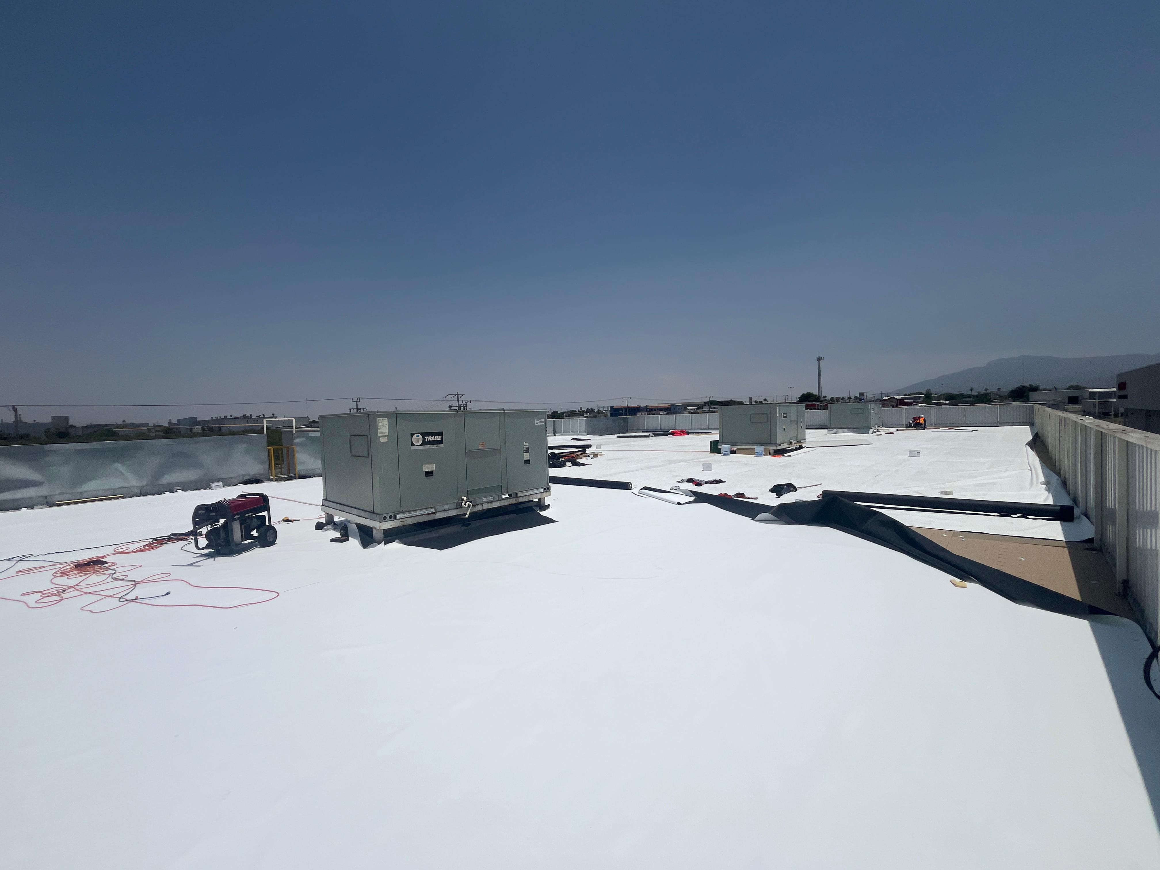 Cubierta industrial KMS con equipos HVAC en operación